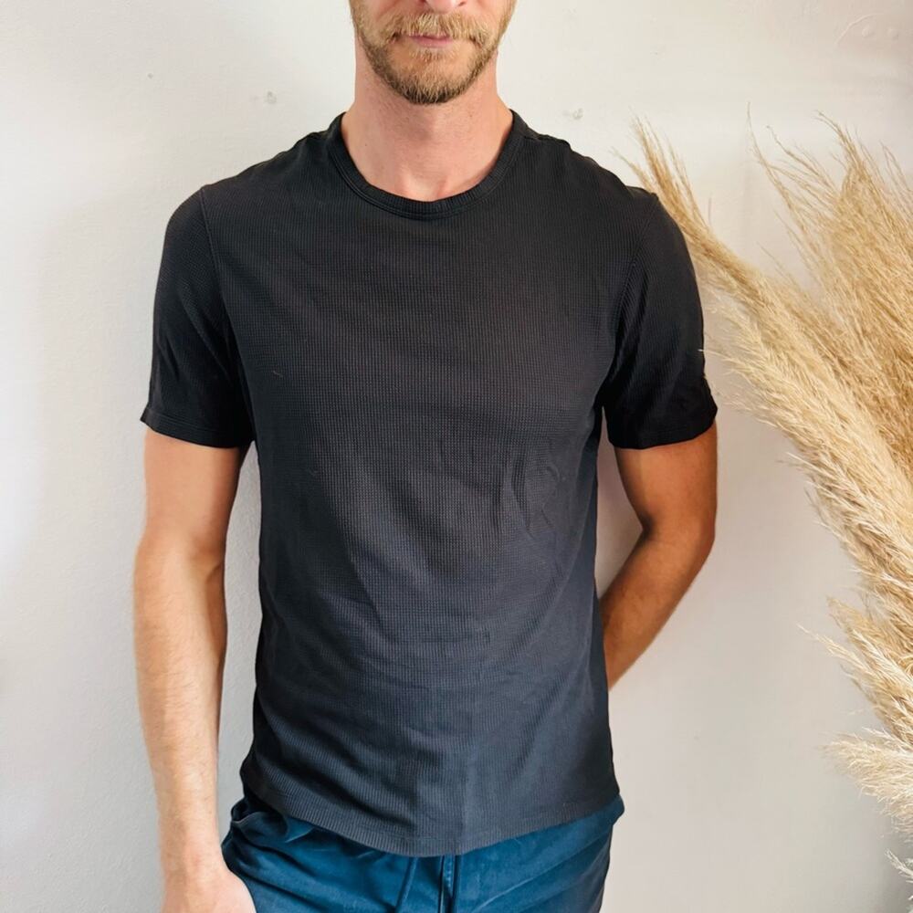MEN LULULEMON Black Graphite Grey Waffle Knit Gym Active Workout Tee Shirt Top S
